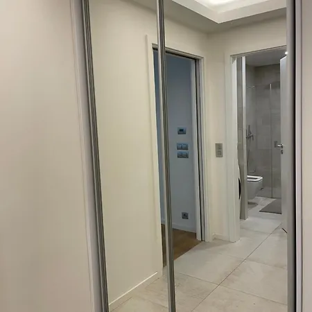 Serene & Private Garden Oasis דירה *